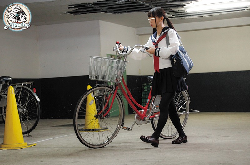 通学途中の黒タイツを穿いたJK