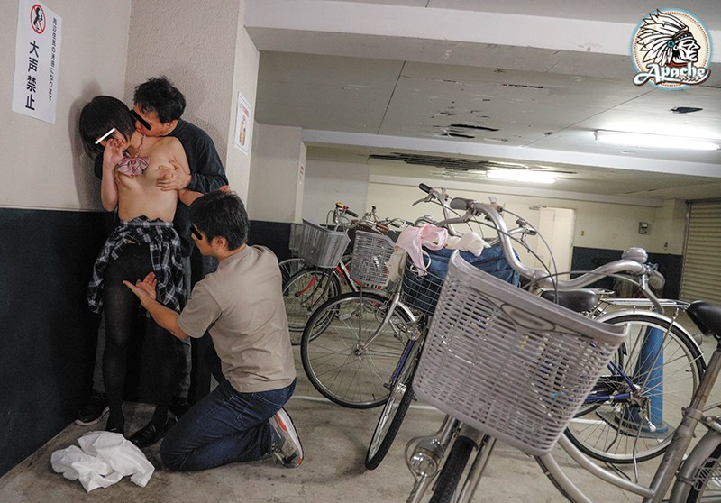 黒タイツを穿いた通学中のJKが手マンされ大量潮吹き