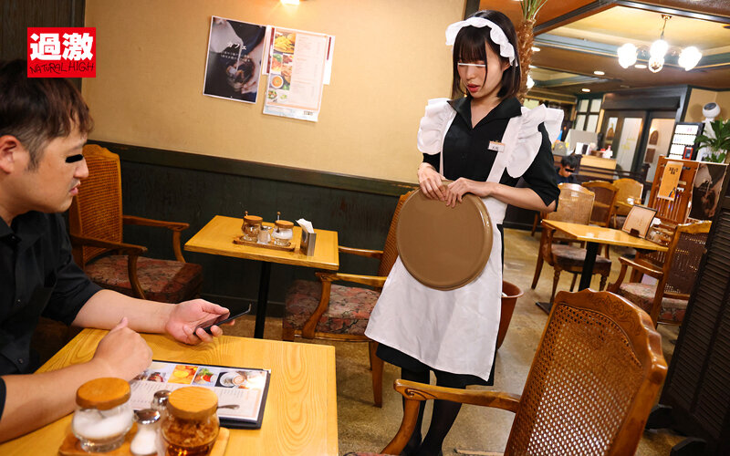 黒タイツを穿いたカフェの美少女