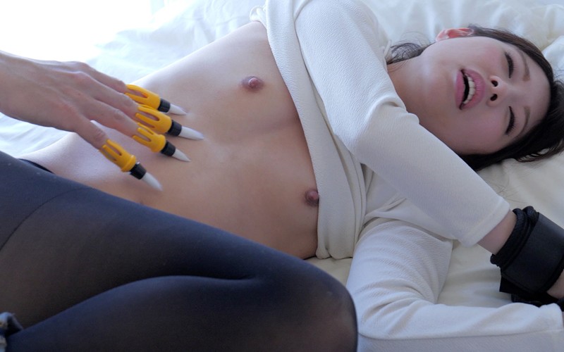 60デニール黒タイツを穿いたまま全身をくすぐられクネクネと悶絶するあおいれな