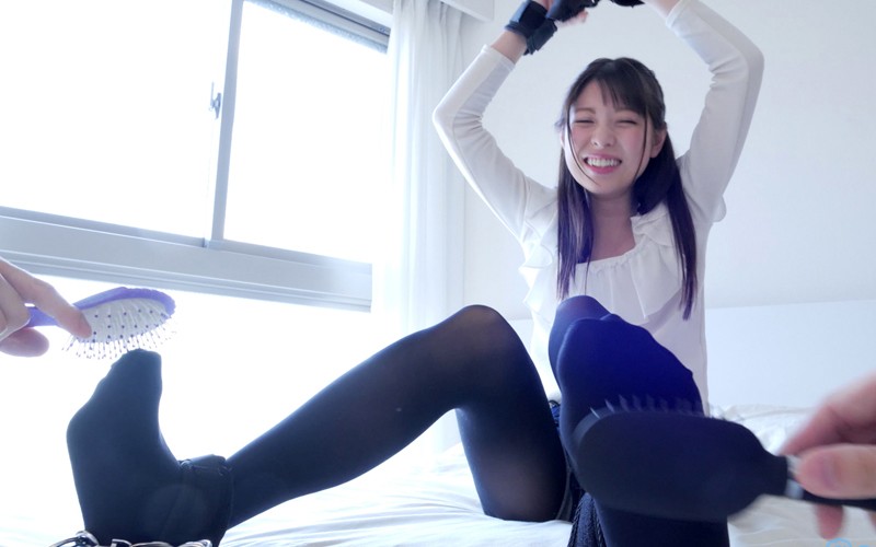 60デニール黒タイツを穿いたまま全身をくすぐられクネクネと悶絶するあおいれな