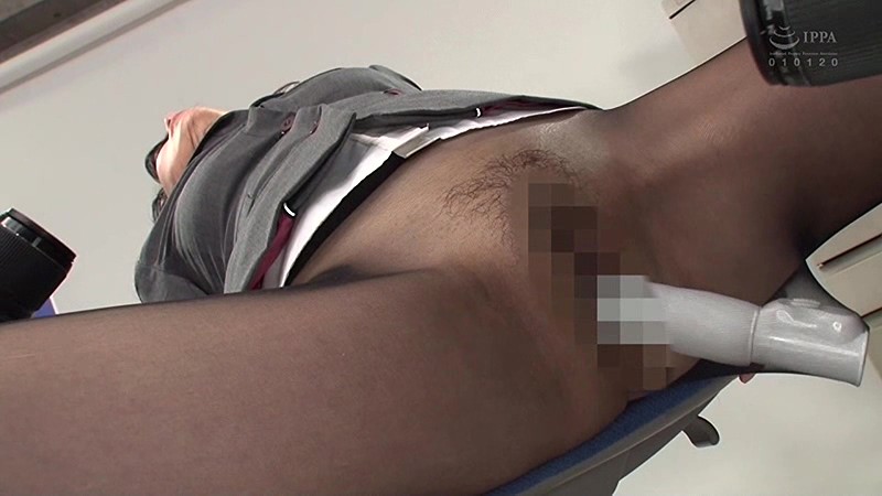 身長180cmのパンスト美脚のOLが固定バイブで潮吹き