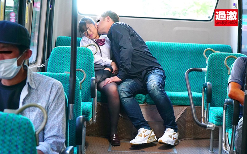 パンスト穿いたJKがバスの車内で痴漢