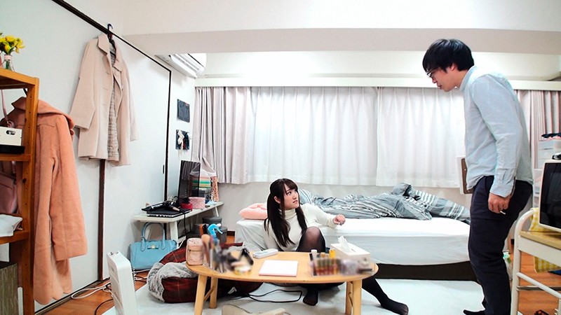 キチガイな大家が家に入り黒タイツ穿いた美少女に迫る