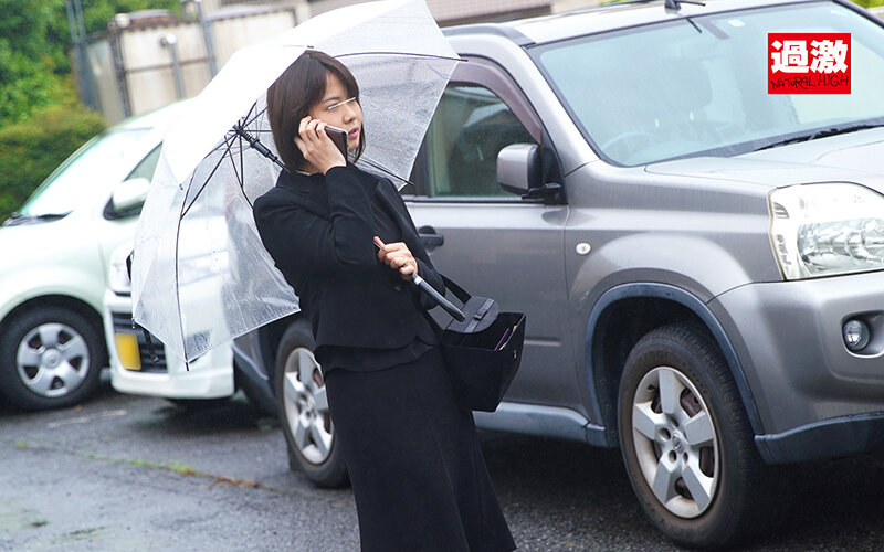 パンストと喪服を着衣のままの人妻