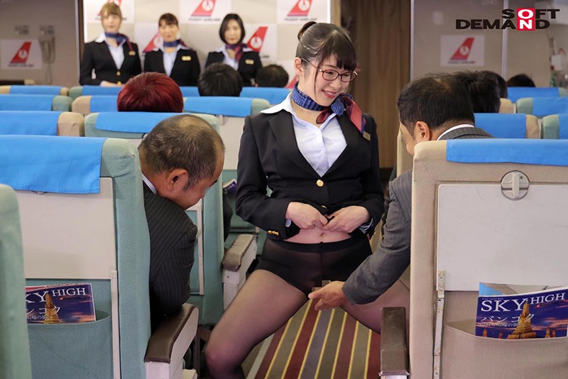 パンスト穿いたCAがエロいガニ股姿のセックスで空の旅をおもてなし