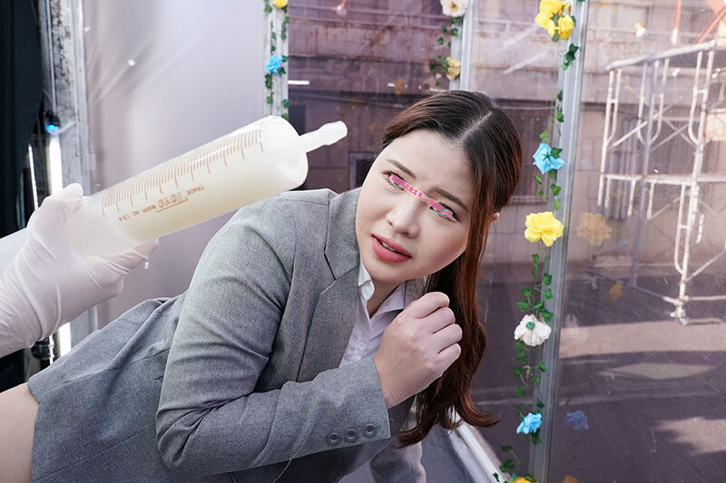 黒パンストOLがMM号で牛乳エネマの恥辱