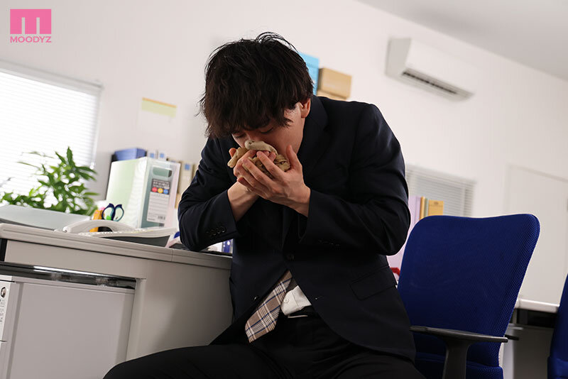 パンストをノーパンで魅せる超美脚で痴女な女上司