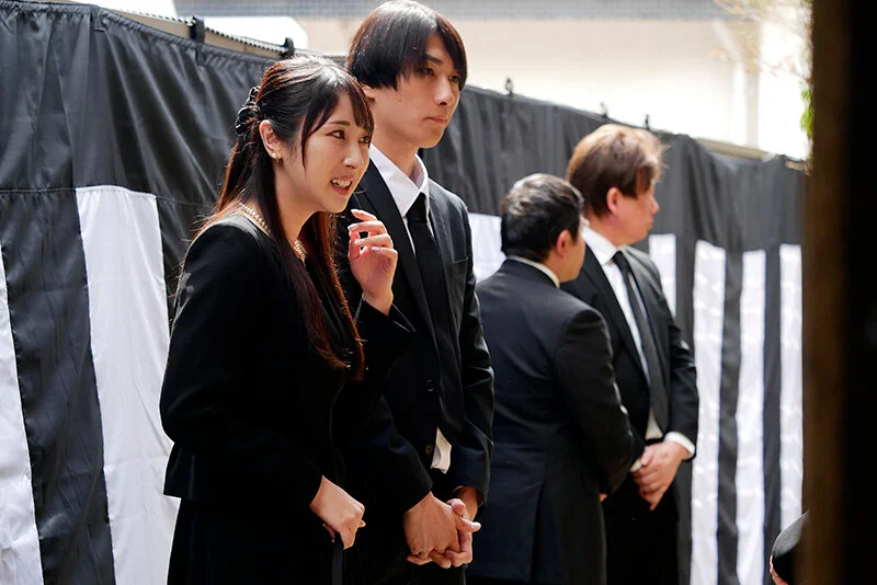 パンスト喪服のＯＬを輪姦