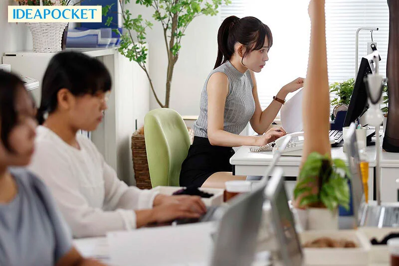 ストッキング着用の女上司がエロい
